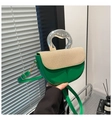 Detail der grünen Leder-Satteltasche mit beiger Klappe und silbernem Metallgriff - Grün