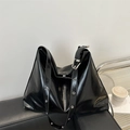 Sac fourre-tout en cuir verni noir avec bandoulière à œillets argentés et look chic - Noir