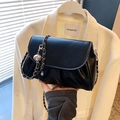Elegante bolso nube plisado negro con bola de metal plateado y correa de cadena de cuero - Negro