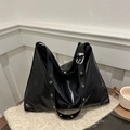 Minimalistische schwarze Lackleder-Tote Bag mit silbernen Ösen und Metallschnallen - Schwarz