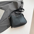 Minimalistische schwarze Leder Umhängetasche mit modischer Metallplatte - Ohne Anhänger / Schwarz