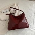 Minimalistische bordeauxrote Handtasche aus glänzendem Leder mit Metallschnalle - Rot