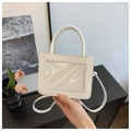 Detalle del mini bolso blanco brillante con ventana transparente y asa superior - Blanco