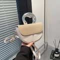 Elegante borsa a tracolla beige con patta intrecciata marrone e manico curvo in metallo - Bianco Sporco