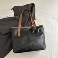 Bolso tote negro con asas marrones, diseño de bloques y un colgante de perro pequeño - Negro