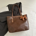 Bolso tote de cuero patchwork marrón oscuro con colgante de perrito y asas dobles - Marrón