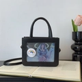 Μαύρη ita bag με παράθυρο PVC και κάρτα anime σε ένα μινιμαλιστικό φόντο βιβλίου - Μαύρο