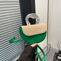 Grüne Satteltasche mit beigem Stroh-Detail und markantem silbernem Metallgriff - Grün