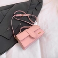 Schicke rosa Retro-Handtasche mit goldenen Details und verstellbarem Schultergurt - Rosa