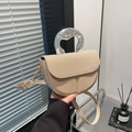 Schicke beige Satteltasche mit Stoff-Patchwork, Lederbody und silbernem Griff - Khaki