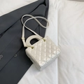 Elegante bolso bandolera acolchado blanco marfil con herrajes dorados y un asa - Blanco Sin Colgante