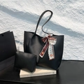 Minimalistisches schwarzes Tote-Bag-Set mit Seidenschal auf weißem Strukturhintergrund - Schwarz