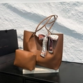 Große braune Shopper-Tasche im Set mit passendem Etui und elegantem Seidenschal-Griff - Braun
