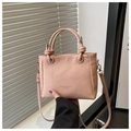 Nahaufnahme der rosa Beuteltasche mit Knotengriffen und feiner Lederstruktur aus PU - Rosa