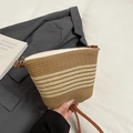Borsa a tracolla in paglia a righe beige con sottile cinturino in pelle marrone a mano - Cachi E Beige