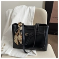 Dettaglio borsa tote nera con cuciture a contrasto e foulard in seta stampato sul manico - Nero