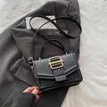 Borsa a mano minimalista in similpelle nera con fibbia dorata e tracolla regolabile - Nero