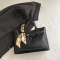 Borsa tote nera minimalista in pelle con foulard decorativo e cuciture a contrasto - Nero