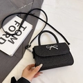 Sac à bandoulière noir à paillettes avec nœud métallique argenté et fine bandoulière - Noir