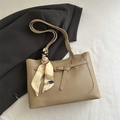 Borsa tote minimalista in pelle kaki con foulard di seta e fibbia in metallo dorato - Cachi