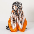 Satin-Seidenschal mit Leopardenmuster in Orange und Beige als Haarschmuck gebunden - Leopard B-Orange