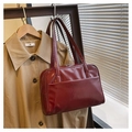 Dettaglio della borsa tote bordeaux lucida con doppia cerniera e spalline - Rosso