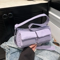 Bolso bandolera de nailon acolchado lavanda con bolsillos dobles y correa ancha ajustable - Morado
