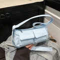 Borsa a spalla in nylon imbottito celeste con doppie tasche frontali e tracolla - Blu