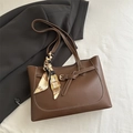 Borsa tote marrone scuro con cuciture a contrasto e dettaglio foulard in seta floreale - Marrone Scuro