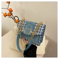 Détail du sac à bandoulière en tweed et cuir bleu avec une grande boucle ovale dorée - Bleu