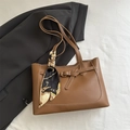 Borsa tote in pelle marrone da donna con manico in foulard di seta e dettaglio cintura - Cuoio