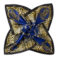 Dettaglio di un foulard di raso con stampa leopardata, catene d'oro e stile barocco - Blu