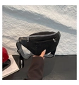 Detail der schwarzen Strass-Brusttasche mit Fischgrätgurt und Silberbeschlägen - Schwarz