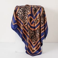 Leopardenmuster Seidenschal aus Satin mit dunkelblauem Rand und goldener Kette - Leopard B-Blau