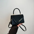 Sac carré bandoulière noir avec motif crocodile et détails dorés élégants - Noir