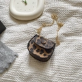 Mini bolso silla con estampado de leopardo y cadena dorada sobre fondo de punto - Marrón