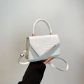 Sac bandoulière blanc en simili cuir à texture crocodile et détails dorés chics - Blanc