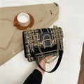 Borsa a tracolla in tweed bianco e nero con catena dorata e fibbia in metallo - Nero
