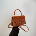 Petit sac à main marron avec rabat en relief crocodile et garniture en métal doré - Marron