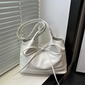 Sac à main blanc en cuir PU avec un grand nœud décoratif sur rebord de fenêtre - Blanc