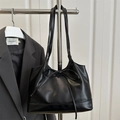 Sac bandoulière chic en cuir noir mat avec nœud délicat pour un style professionnel - Noir