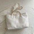 Bolso tote blanco tejido de gran capacidad con etiqueta FANYISSA sobre fondo de cuero - Blanco