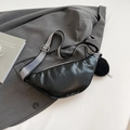 Schwarze Bauchtasche aus mattem Leder mit Chevron-Gurt und kleinem runden Münztäschchen - Schwarz