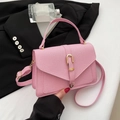 Rosafarbene strukturierte Umhängetasche mit goldener Schnalle und Griff im Lifestyle-Look - Rosa