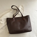 Bolso tote marrón de cuero sintético trenzado con asas largas y parche de marca - Marrón Oscuro