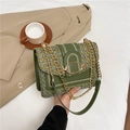 Borsa a catena in tweed verde intrecciato con fibbia dorata su sfondo abito elegante - Verde