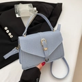 Sac carré bandoulière bleu clair à texture sergé et boucle métallique dorée chic - Bleu