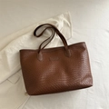 Bolso tote marrón de textura tejida con asa minimalista y diseño interior espacioso - Marrón Claro