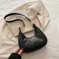 Elegante schwarze gewebte Hobo-Schultertasche mit goldener Schleifenschnalle auf Stoff - Schwarz