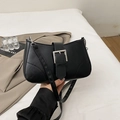 Borsa a tracolla nera in pelle PU con fibbia argentata oversize e tracolla sottile - Nero